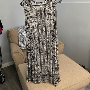 Women’s dress, black/ivory, sleeveless, soft material. Great for summer fun!